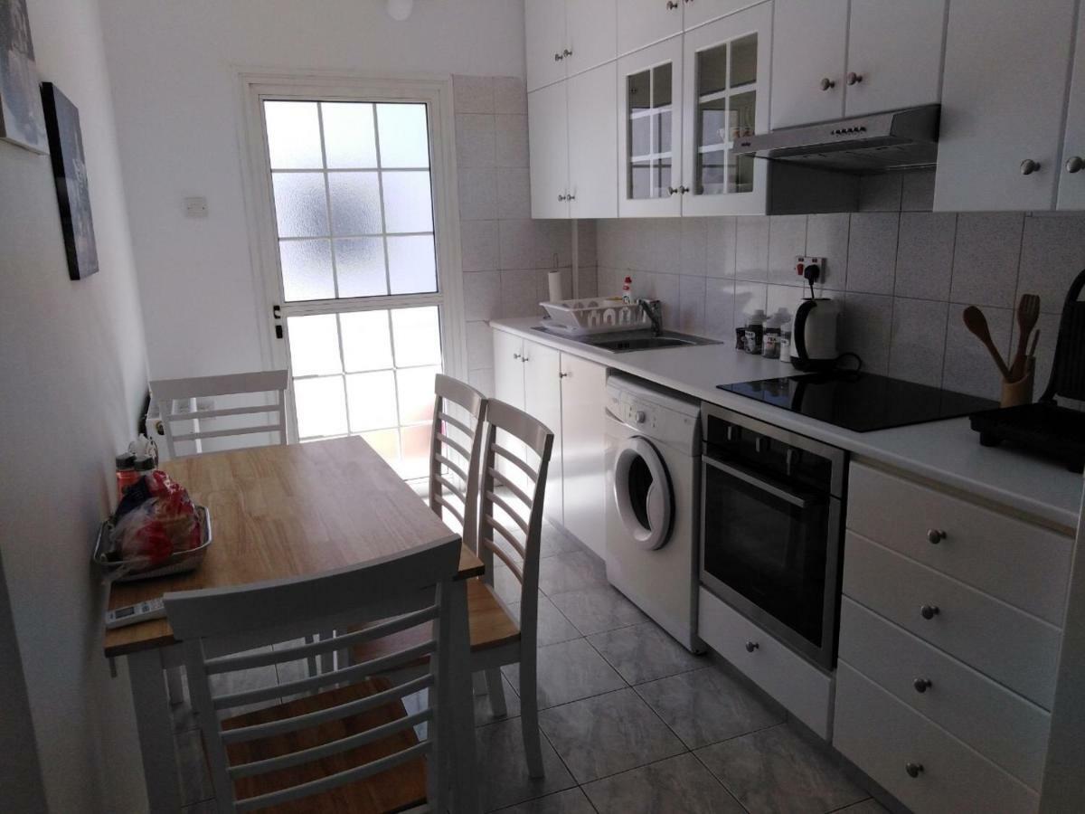 Modern Apartment In Paphos Town Centre Exterior photo